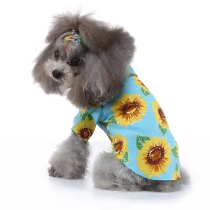 Hundesommerhemd mit Sonnenblumenmuster für kleine Rassen auf weißem Studiohintergrund