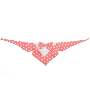 Detailopname van roze stippen hond tuxedo bandana met vlinderstrik en knopen voor huwelijksfeest.