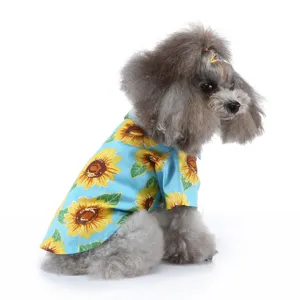 Detailansicht des lebhaften Sonnenblumen-Hundehemdes an einem kleinen grauen Pudel-Modell