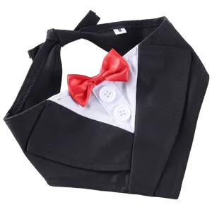 Detail hond smoking bandana, zwarte pak stof met rode vlinderdas en knopen voor feest.