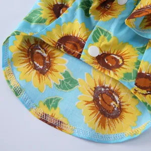Detailaufnahme eines leichten Haustier-Sommerhemdes mit Sonnenblumenmuster und Druckknöpfen.