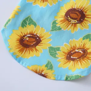 Nahaufnahme des lebhaften Sonnenblumenmusters auf einem blauen Haustier-Sommerhemd
