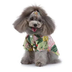 Detailansicht eines Pudels in einem sommerlichen Hundeshirt mit tropischem Print
