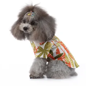 Detailansicht des tropischen Blattmusters auf dem Hunde-Hawaiihemd.
