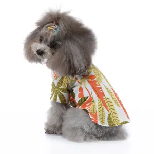 Seitenansicht eines kleinen grauen Pudels in einem Hawaii-Hundeshirt mit Tropenblattmuster