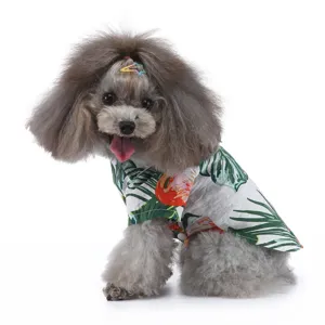 Detailansicht eines kleinen Hundes in einem weißen tropischen Hawaii-Hundehemd für den Urlaub