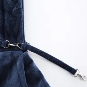 Nahaufnahme des Metallsicherheitshakens und der dunkelblauen Samtleine einer Tiertasche