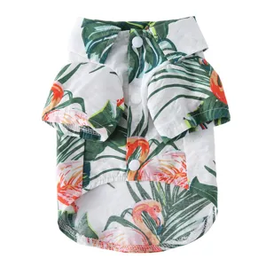 Detailansicht eines tropischen Haustierhemdes mit Flamingo- und Palmenblattmuster