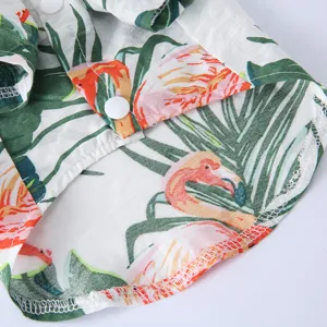 Detailansicht eines Hunde-Hawaiihemds mit Flamingomuster und weißem Druckknopfverschluss.