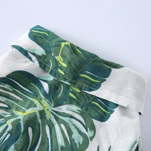 Nahaufnahme des Kragens eines Hunde-Sommerhemdes mit tropischem Monstera-Muster