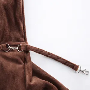 Detailansicht des braunen Sicherheitsgurts aus Samt mit Metallverschlüssen für Tiertaschen