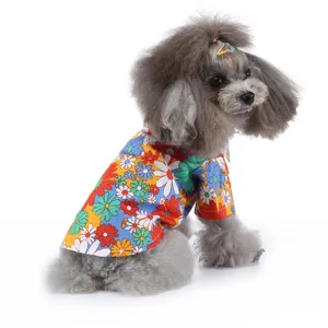 Detailansicht des bunten Gänseblümchen-Prints auf einem Sommer-Hunde-Strandhemd.