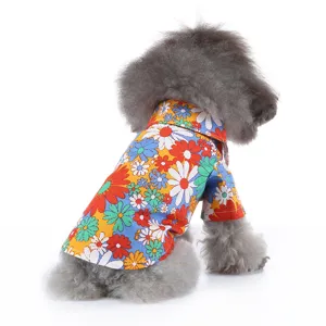 Detailansicht eines Hundes in einem sommerlichen Strandhemd mit buntem Gänseblümchen-Print