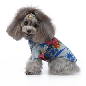 Detailansicht eines grauen Pudels in einem blauen Hawaii-Blumen-Sommer-Hundehemd