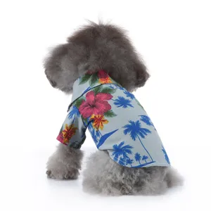 Rückansicht eines grauen Pudels in einem tropischen Palmen- und Hibiskus-Hundehemd