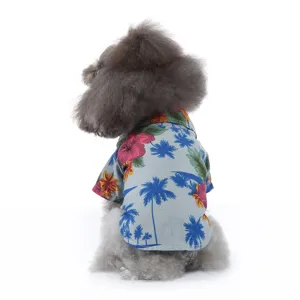 Detail der Rückansicht eines flauschigen Hundes mit tropischem Hawaii-Hemd für Haustiere