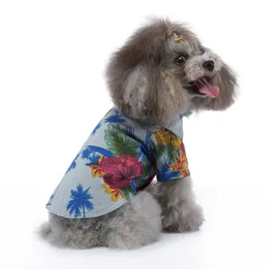 Seitenansicht eines Pudels in einem blauen Hawaii-Hundeshirt mit tropischem Blumenmuster