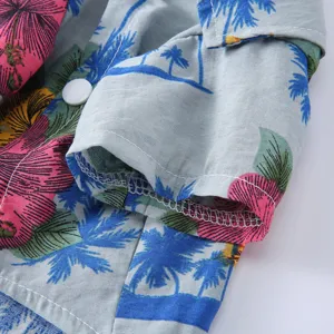 Detailaufnahme eines Haustier-Sommerhemdes mit tropischem Palmenmuster und Textur