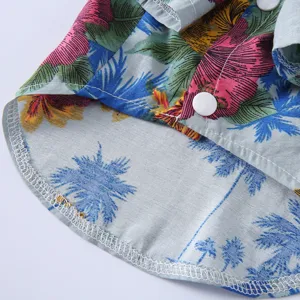 Detailansicht des geschwungenen Saums und der Nähte eines Haustiershirts mit Print