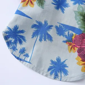 Detail eines Hunde-Sommerhemdes mit lebhaftem tropischem Palmen- und Blumendruck