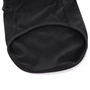 Détail de gilet pour chien uni noir, chemise d'été pour animal confortable respirante gros plan