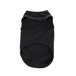 Vue détaillée d'un gilet pour chien noir uni, vêtement d'été respirant pour animal de compagnie.