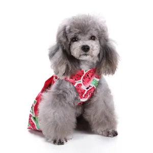 Detail des süßen Sommerkleides für Hunde mit frischem Wassermelonen-Druck für den täglichen Look.