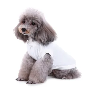 Gros plan détaillé d'un gilet blanc et doux pour chien, vêtement d'été très respirant.