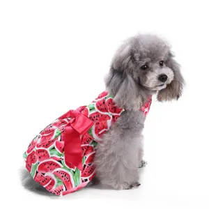 Süßes Hundekleid mit Wassermelonenmuster Sommer Welpenkleidung mit roter Schleife detail.