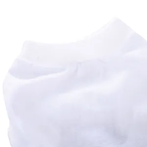 Gros plan sur le col d'un gilet pour animal blanc uni avec une texture tricotée très douce.