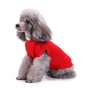 Vue detaillee d un chien portant un gilet rouge pour animal, vetement en tricot confortable et frais.