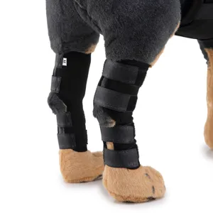 Primo piano della protezione per gambe di cane nera regolabile con cinturini in velcro.
