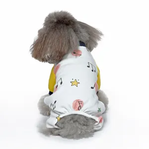 Detaillierte Rückansicht eines weichen Hunde-Pyjamas mit Noten- und Fruchtmustern