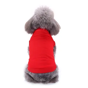 Vue détaillée du tissu de gilet pour chien sans manches rouge uni, article simple.