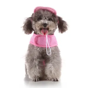 Dettaglio in primo piano della pettorina rosa in rete traspirante con cappellino abbinato.