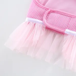 Dettaglio imbracatura rosa per cani, gilet traspirante con tutu e chiusura in velcro sicura.