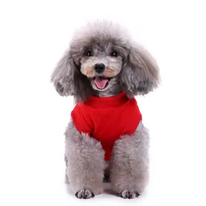 Gros plan détaillé du gilet pour chien unicolore rouge respirant en tissu tricoté.