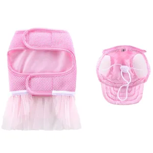 Vista dettagliata di pettorina rosa in rete traspirante per animali con cappello stile principessa.