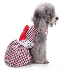 Süßes kariertes Haustierkleid mit roter Schleife und Spitzenbesatz für kleine Hunde im Detail.