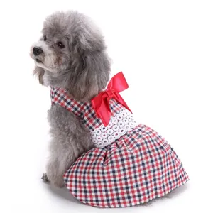 Schönes kariertes Hundekleid mit roter Schleife und Spitzenverzierung für Haustiere