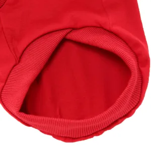 Gros plan detail du col de gilet t-shirt pour chien animal uni rouge texture tissu fin.