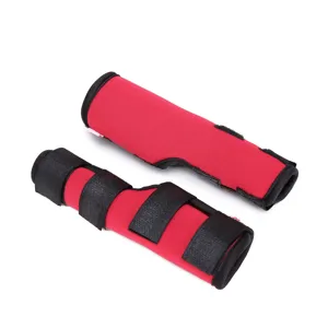Dettaglio di un tutore per zampa di cane in neoprene rosso e nero con cinghie velcro.