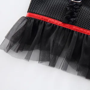 Dettaglio imbracatura per cani in rete nera con finiture rosse e gonna in tulle per cani piccoli.