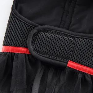 Primo piano della pettorina per cani in rete traspirante con velcro e rifinitura rossa.