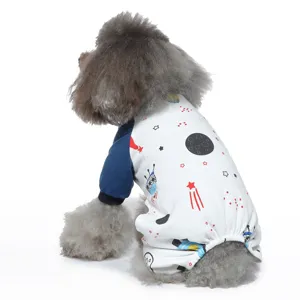 Rückansicht eines grauen Pudels in weißem und marineblauem Hunde-Schlafanzug mit Weltraummotiv