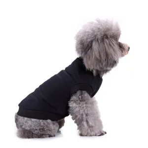 Vue detaillee du gilet noir pour chien, vetement de vie quotidienne confortable et doux.