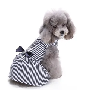 Detailansicht eines schwarz-weißen gestreiften Haustierkleides mit Schleife für kleine Hunde.