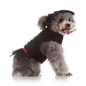 Dettaglio imbracatura per cani in rete traspirante, comodo abbigliamento per animali con gonna.