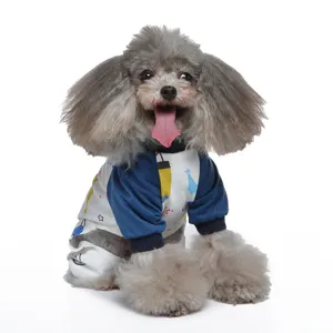 Süßer grauer Pudel in einem weiß-blauen Hunde-Schlafanzug mit Cartoon-Print für den Sommer