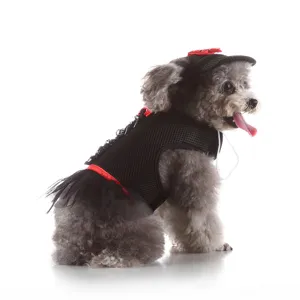 Vista dettagliata di una pettorina per cani nera traspirante con rifiniture rosse e cappello.